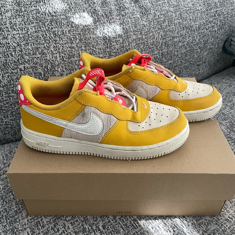 Nike kids sneakers slip on size 3Y